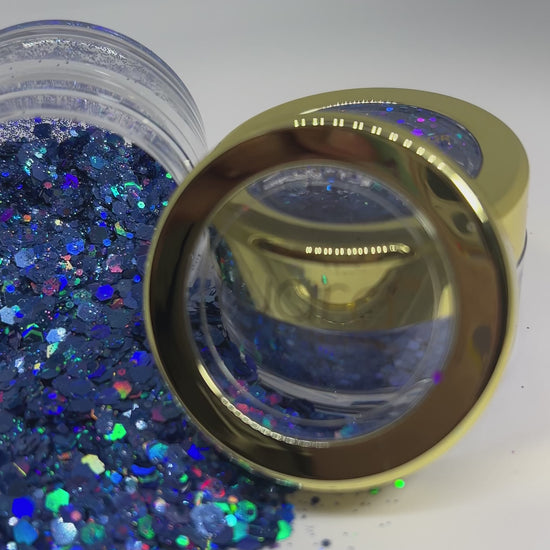 Nail Art raffiné avec paillettes couleur bleu foncé