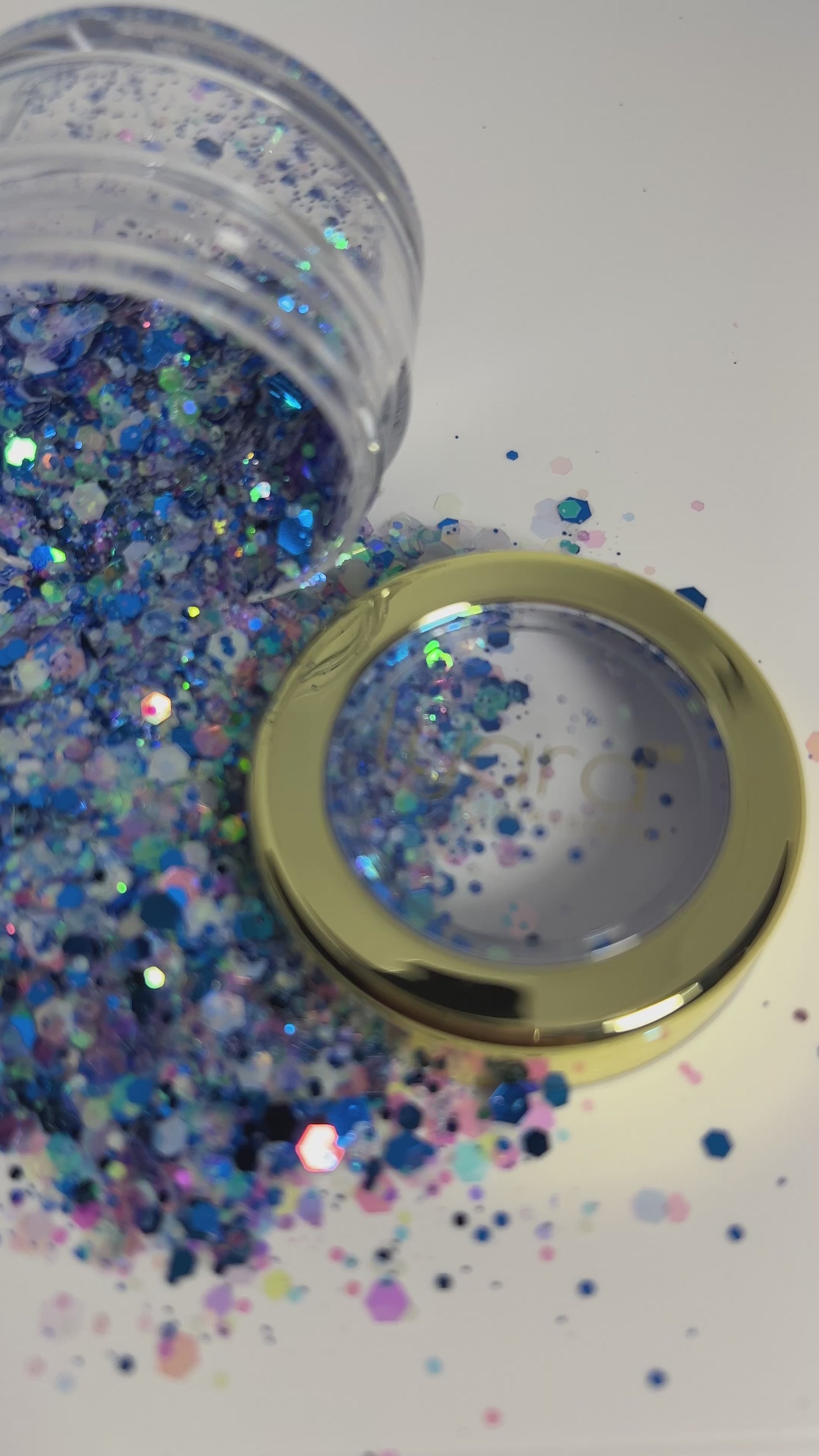 Poudre bleue brillante pour décoration d’ongles